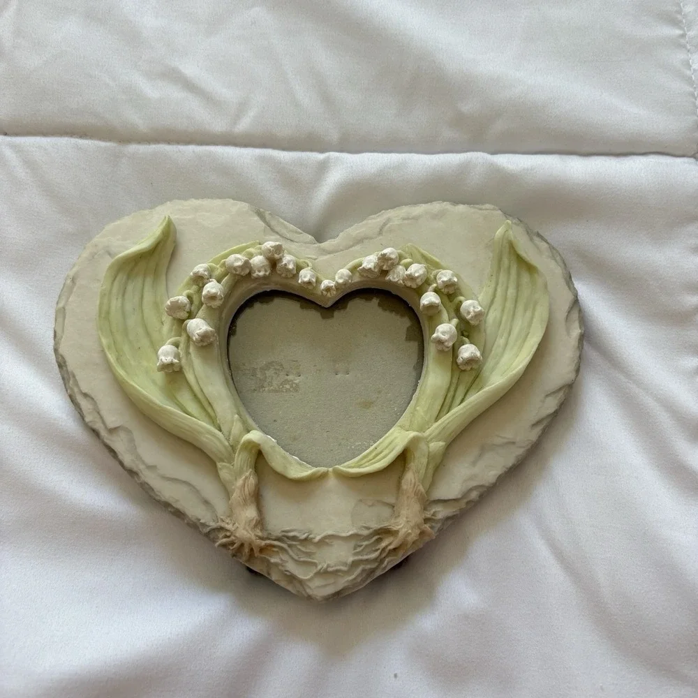 Vintage 90s Heart Shape Picture Frame Lily Floral Cottagecore‎ Feminine Beige